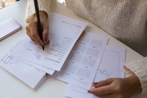 Chica escribiendo en su agenda laboral