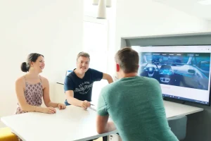 Pantalla interactiva vs pizarra digital ¿Cuál elegir 